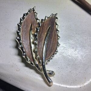Signed Vintage Sarah Coventry Double Leaf Wood Inlay Brooch